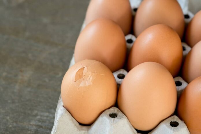 How long cracked eggs last?